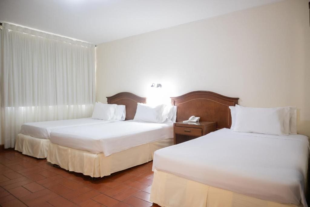 3 Single Beds - Non Smoking room - Image 2