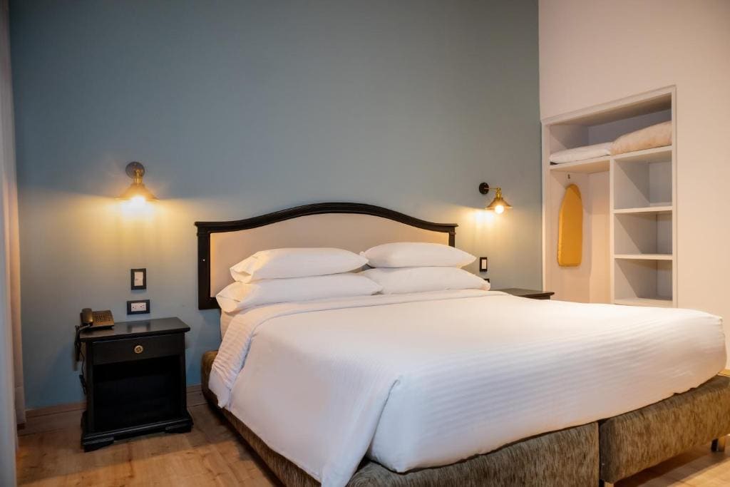 King Junior Suite - Non-Smoking room - Image 2