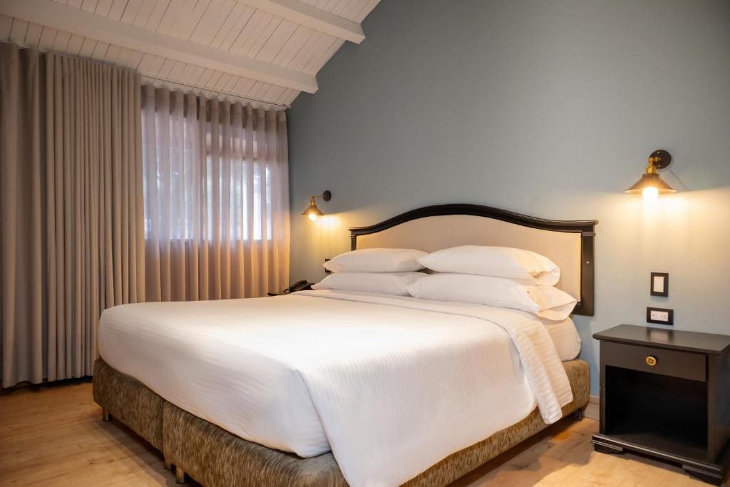 King Junior Suite - Non-Smoking room - Image 3