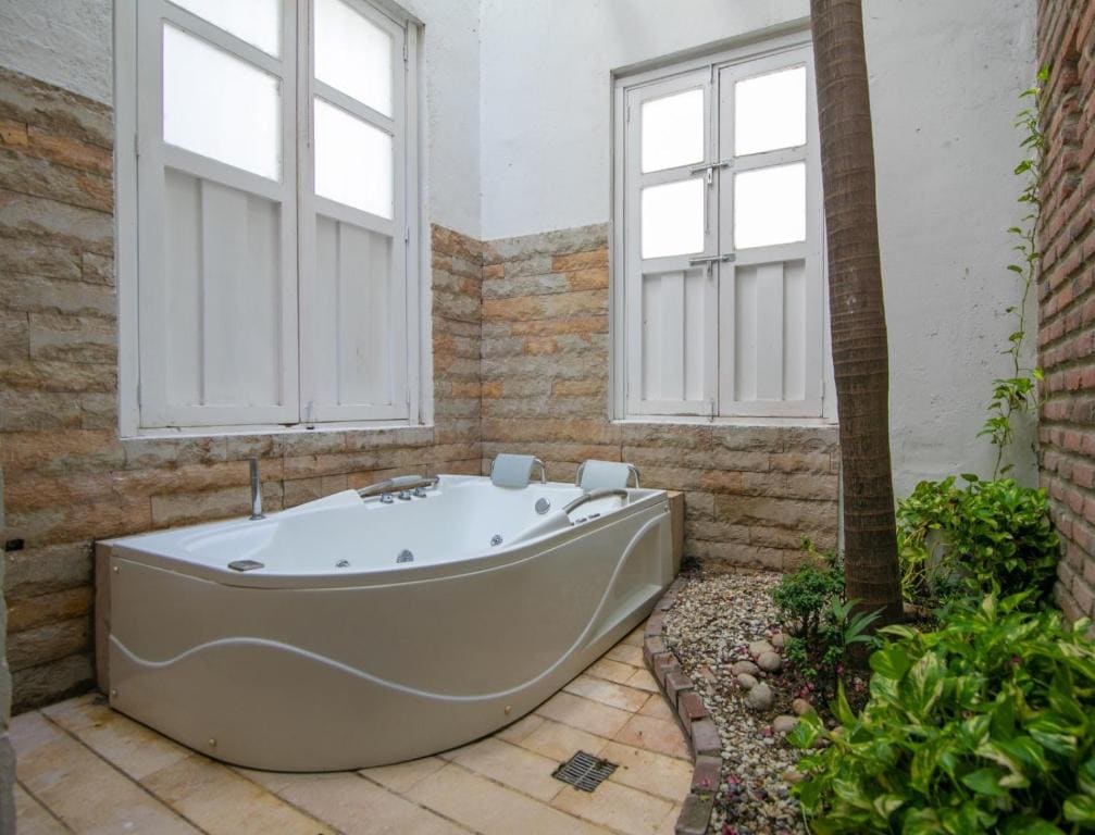 Deluxe Double Room with Bath room - Image 3