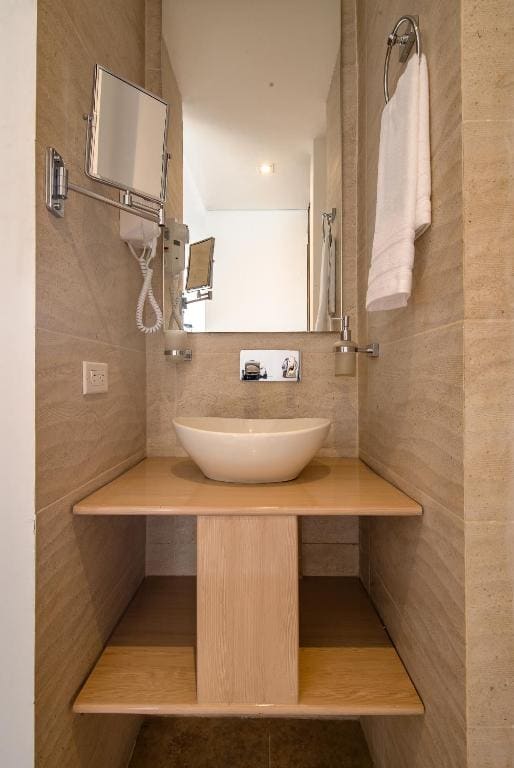 Standard Triple Room room - Image 1
