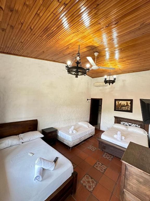 Family Room with Private Bathroom room - Image 1
