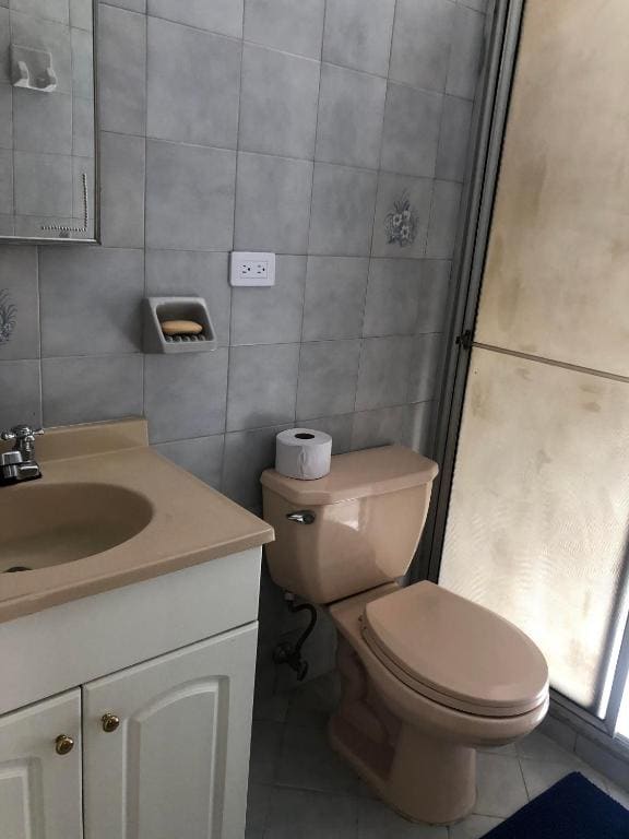 Family Room with Shared Bathroom room - Image 1