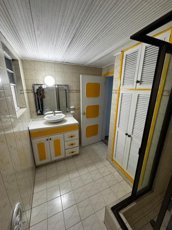 Standard Double Room with Shared Bathroom room - Image 2