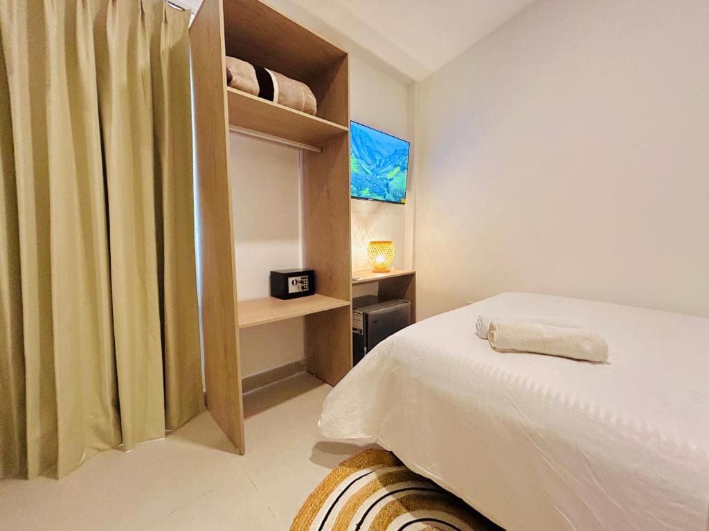 Double Room with Balcony and Sea View room - Image 3