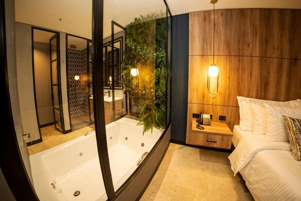 Deluxe Suite with Spa Bath room - Image 2