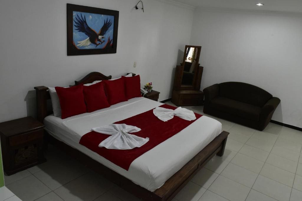 Deluxe Suite with Spa Bath room - Image 2