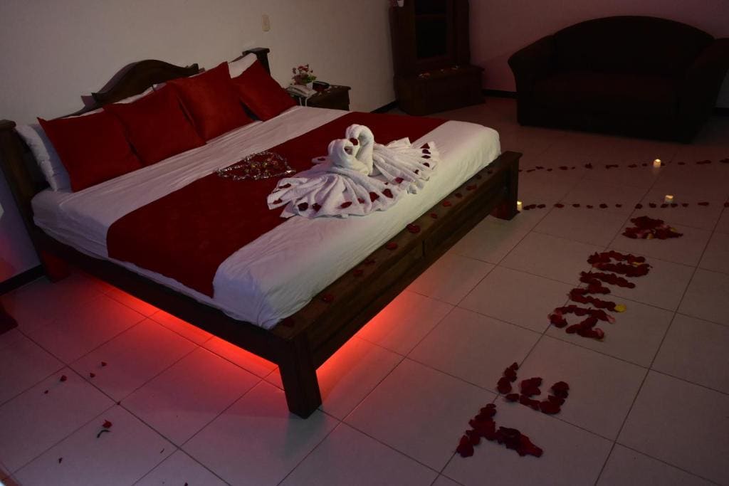 Deluxe Suite with Spa Bath room - Image 1