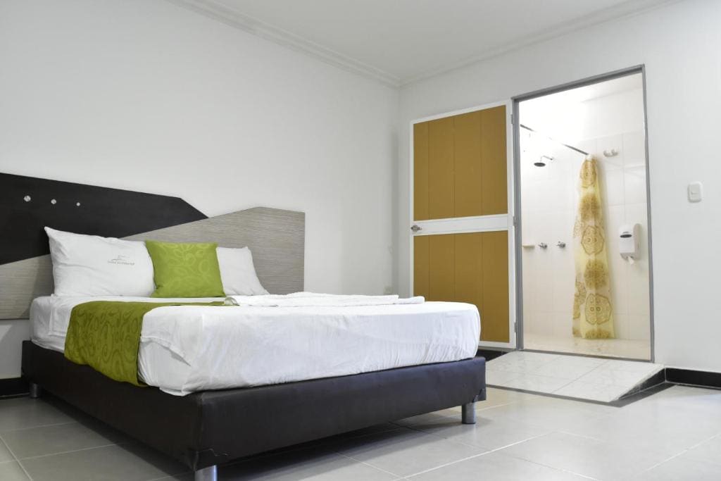 King Room with Roll-In Shower - Disability Access room - Image 2