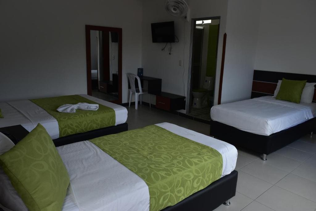 Standard Quadruple Room room - Image 1