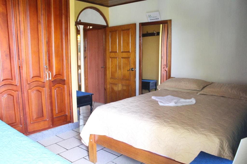 Economy Triple Room with Shared Bathroom room - Image 3
