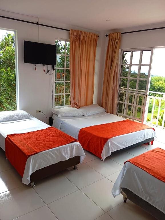 Deluxe Family Room room - Image 2