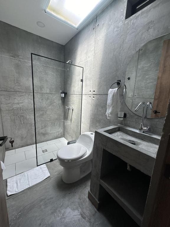 Deluxe Suite with Bath and Air Conditioning room - Image 3
