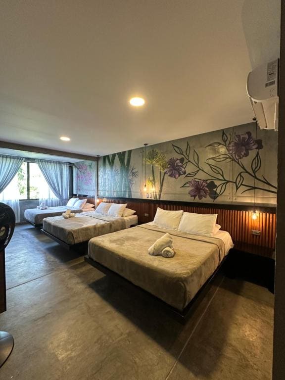 Deluxe Suite with Air Conditioning room - Image 2