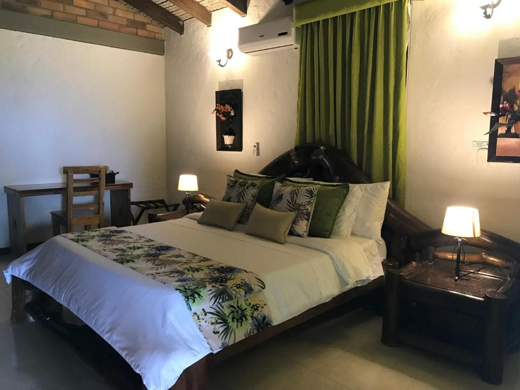 Deluxe Double or Twin Room with Spa Bath room - Image 3