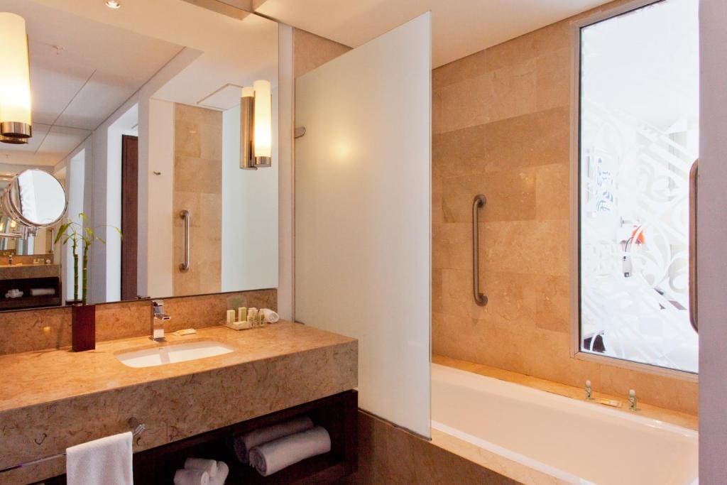 Standard King Room with Ocean View room - Image 2