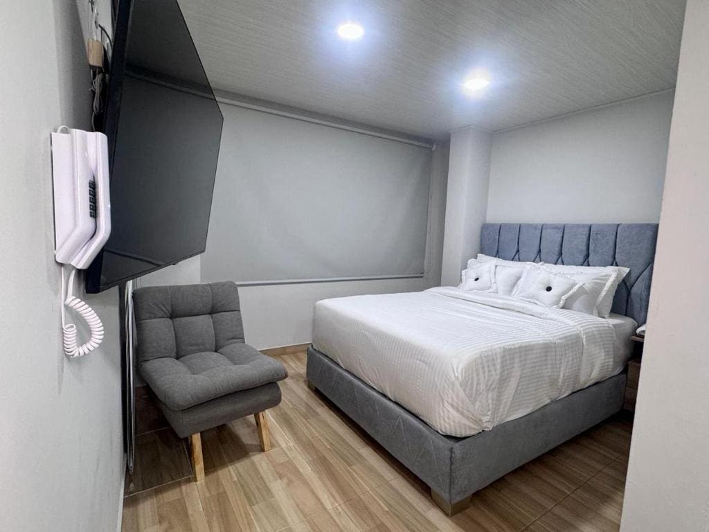 Double Room with Balcony room - Image 3