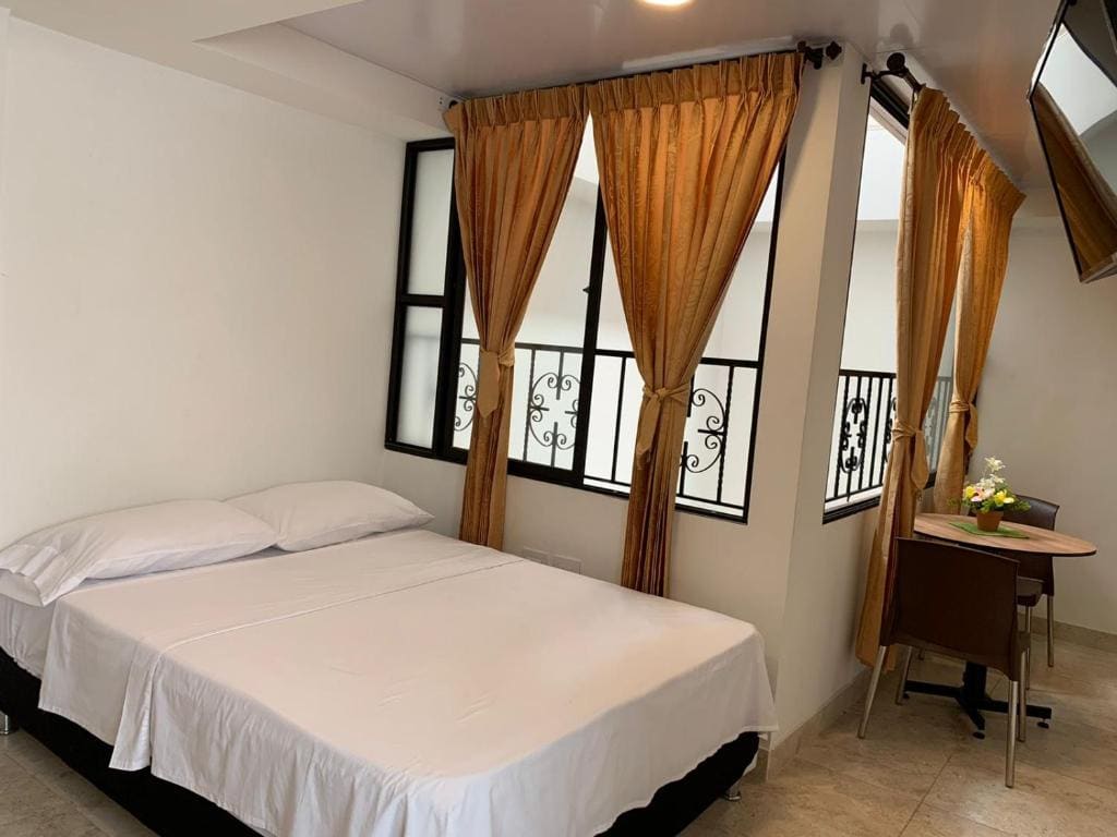 Deluxe Queen Room room - Image 2