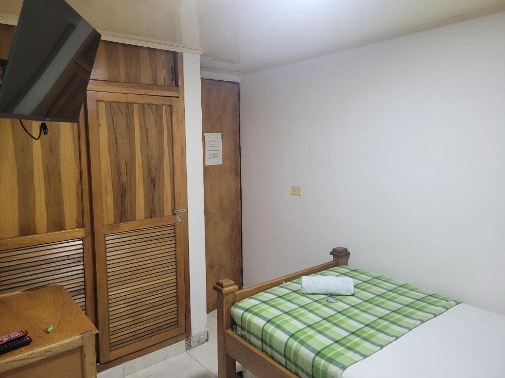 Single Room with Private Bathroom room - Image 2