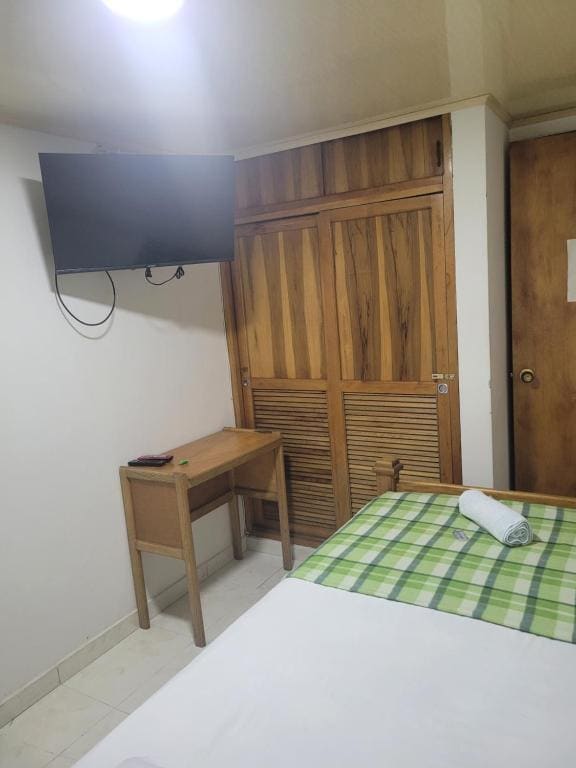Single Room with Private Bathroom room - Image 3