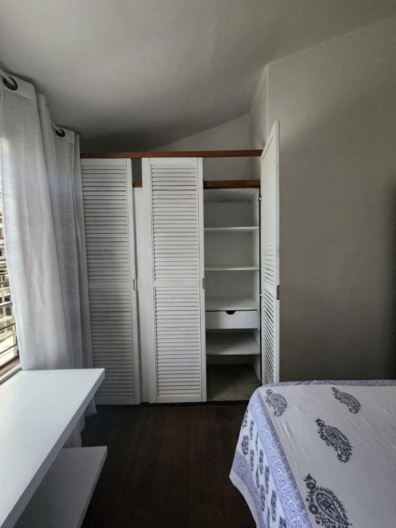 Double Room with Shared Bathroom room - Image 2