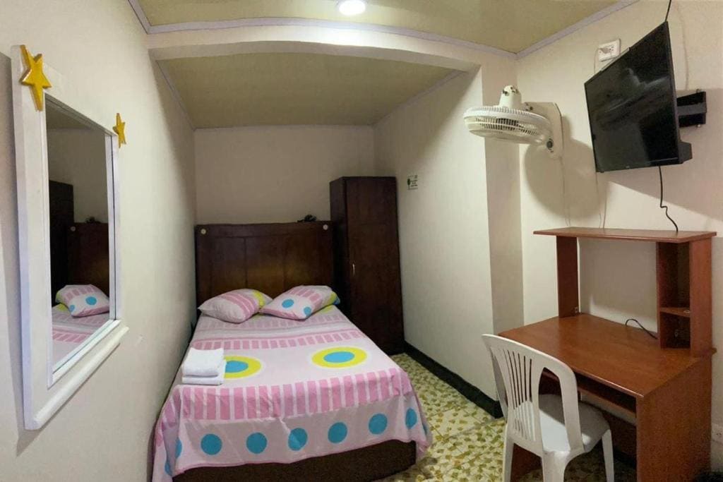 Single Room with Private Bathroom room - Image 1