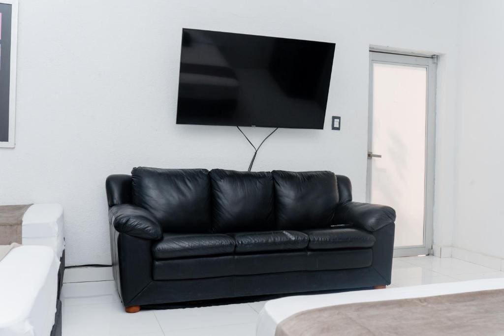 Family Room room - Image 3