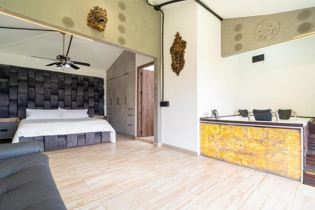 Deluxe Family Room room - Image 3