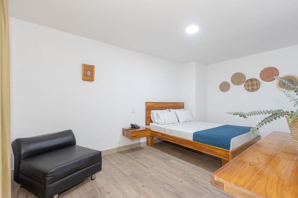 Queen Suite with Spa Bath room - Image 1