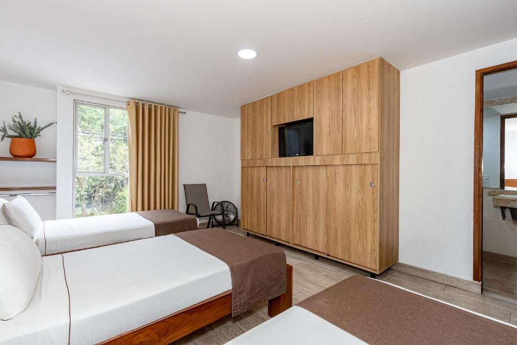 Comfort Triple Room with Shower room - Image 2