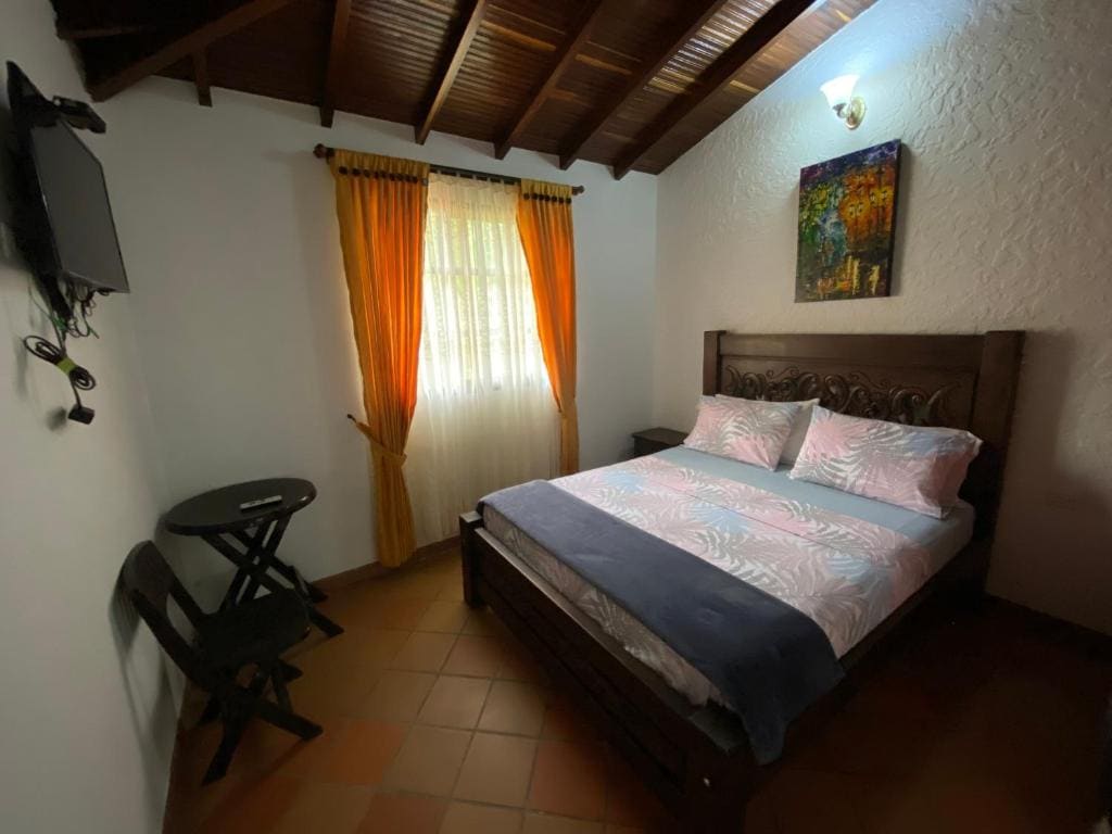 Family Room with Lake View room - Image 3