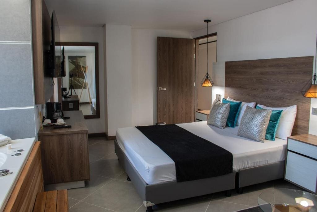 Deluxe Suite with Spa Bath room - Image 1