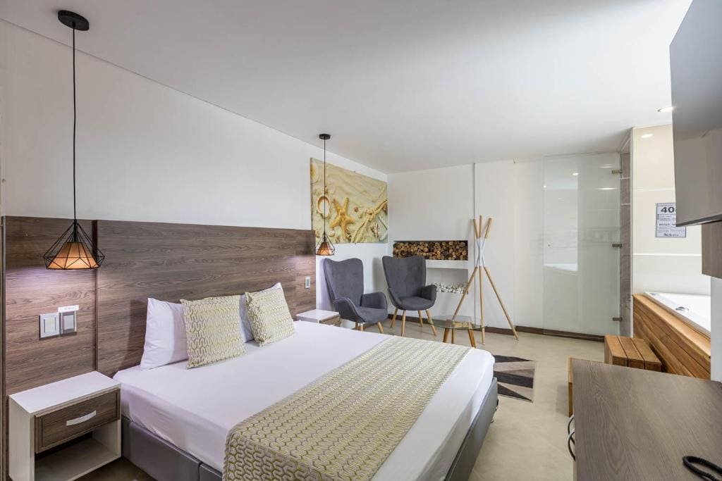 Deluxe Suite with Spa Bath room - Image 2