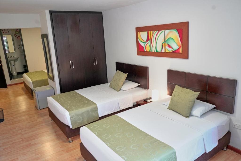 Superior Quadruple Room room - Image 3