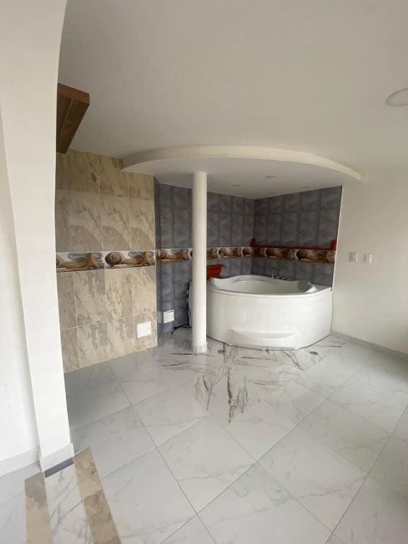 Deluxe Suite with Spa Bath room - Image 3