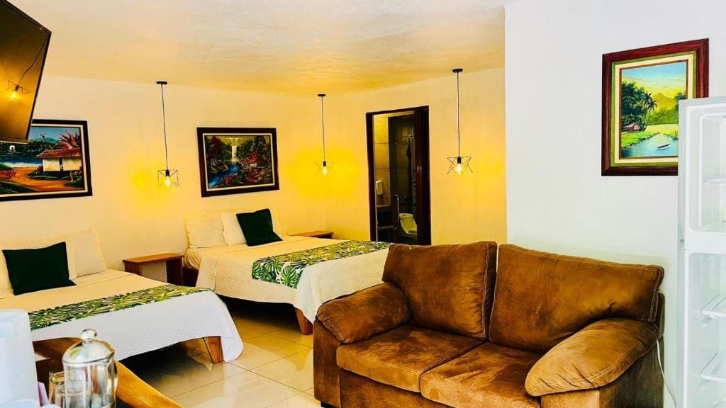 Family Room room - Image 3