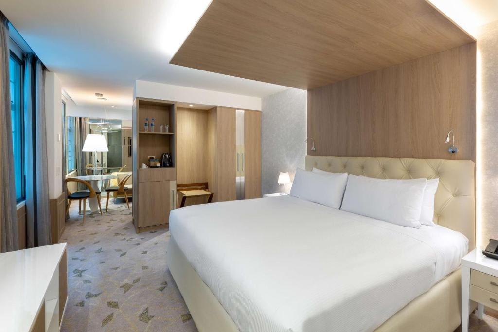 Corner King Room room - Image 1