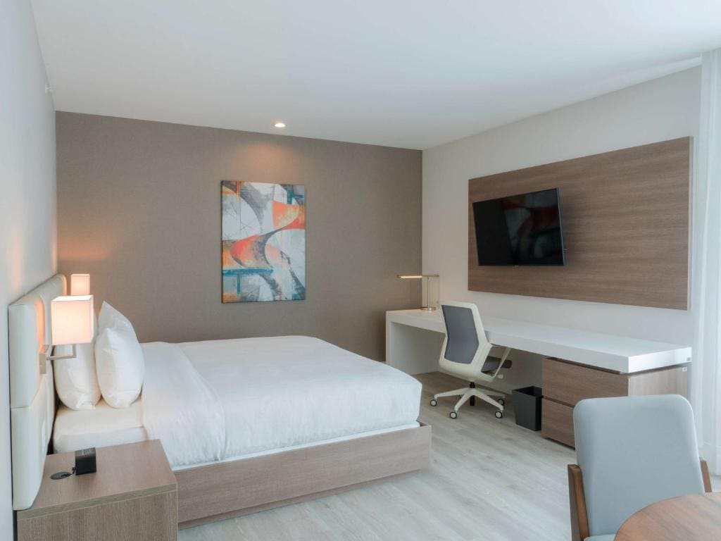 Deluxe King Room - Mobility Access room - Image 2