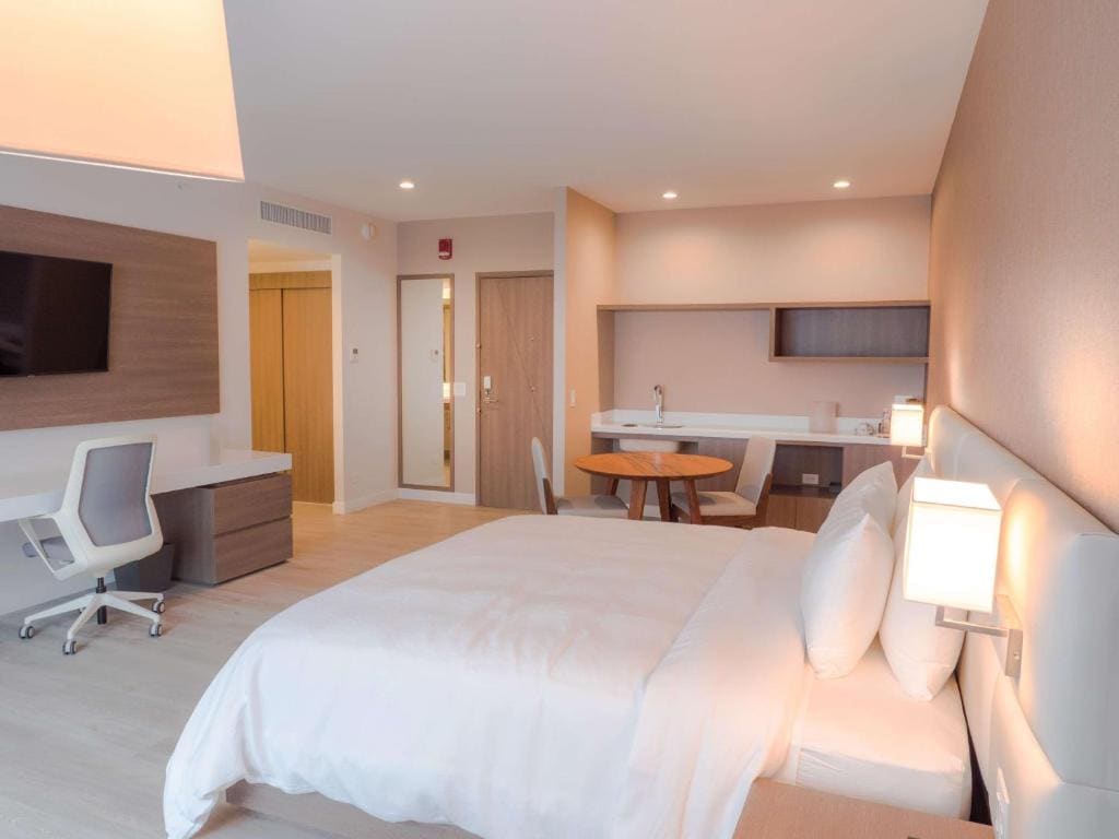 Deluxe King Room - Mobility Access room - Image 1