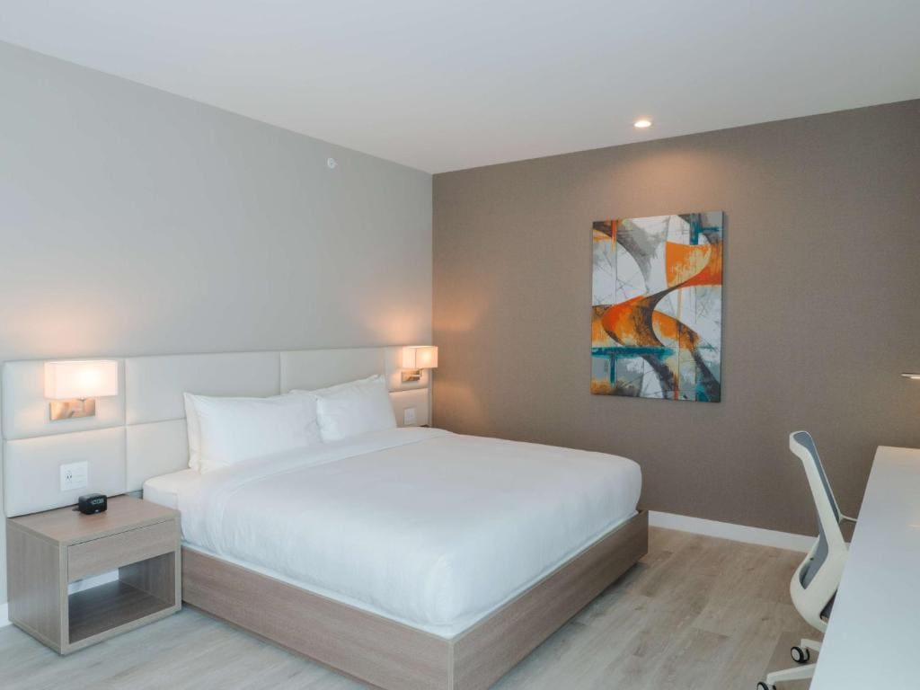 Deluxe King Room - Mobility Access room - Image 3