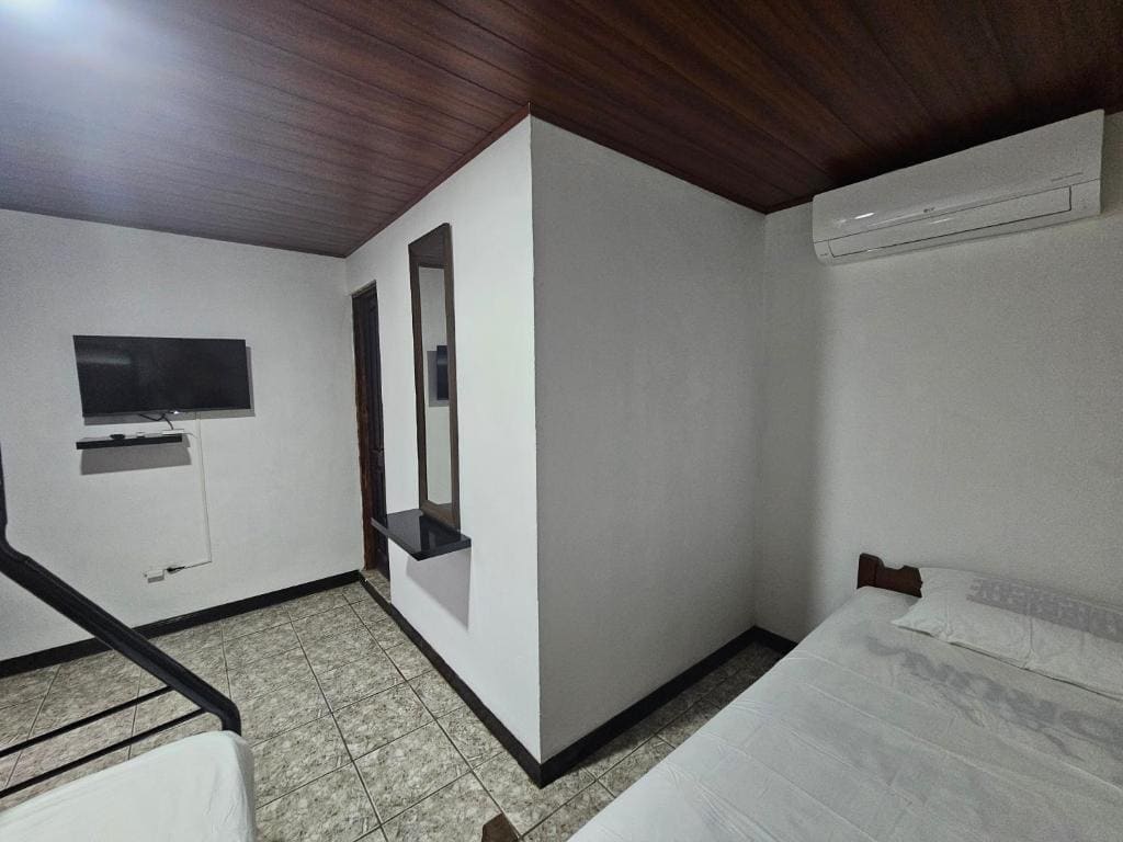 Quadruple Room room - Image 2