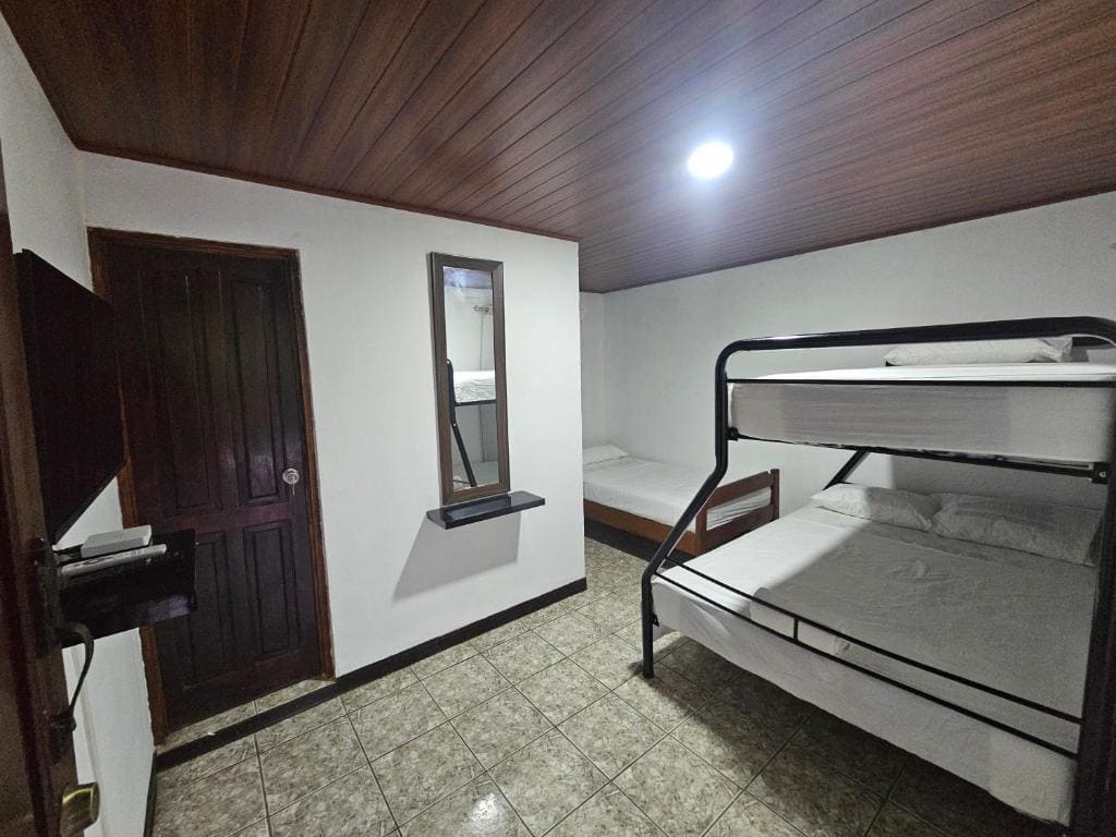 Quadruple Room room - Image 1