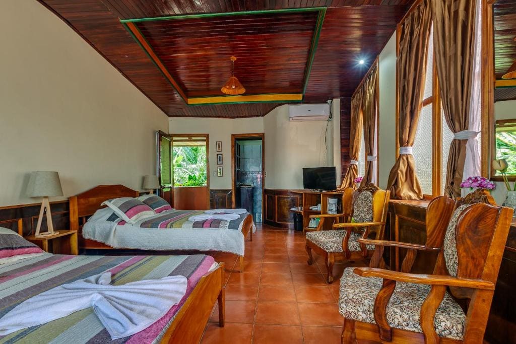 Standard Quadruple Room room - Image 2