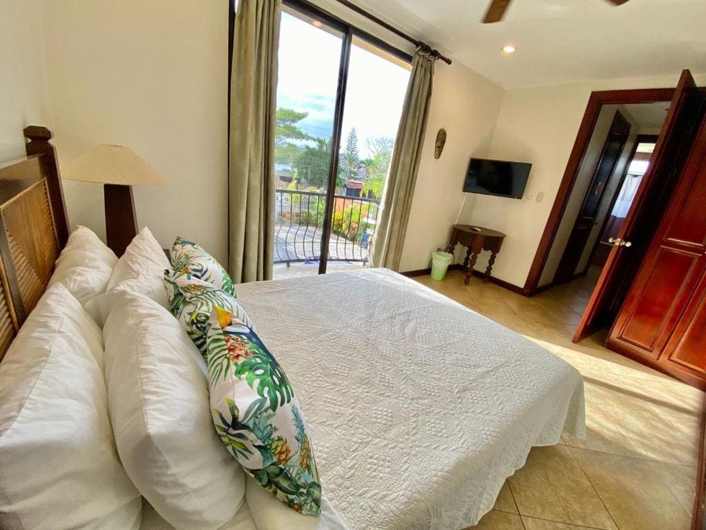 Family Room with Mountain View room - Image 3