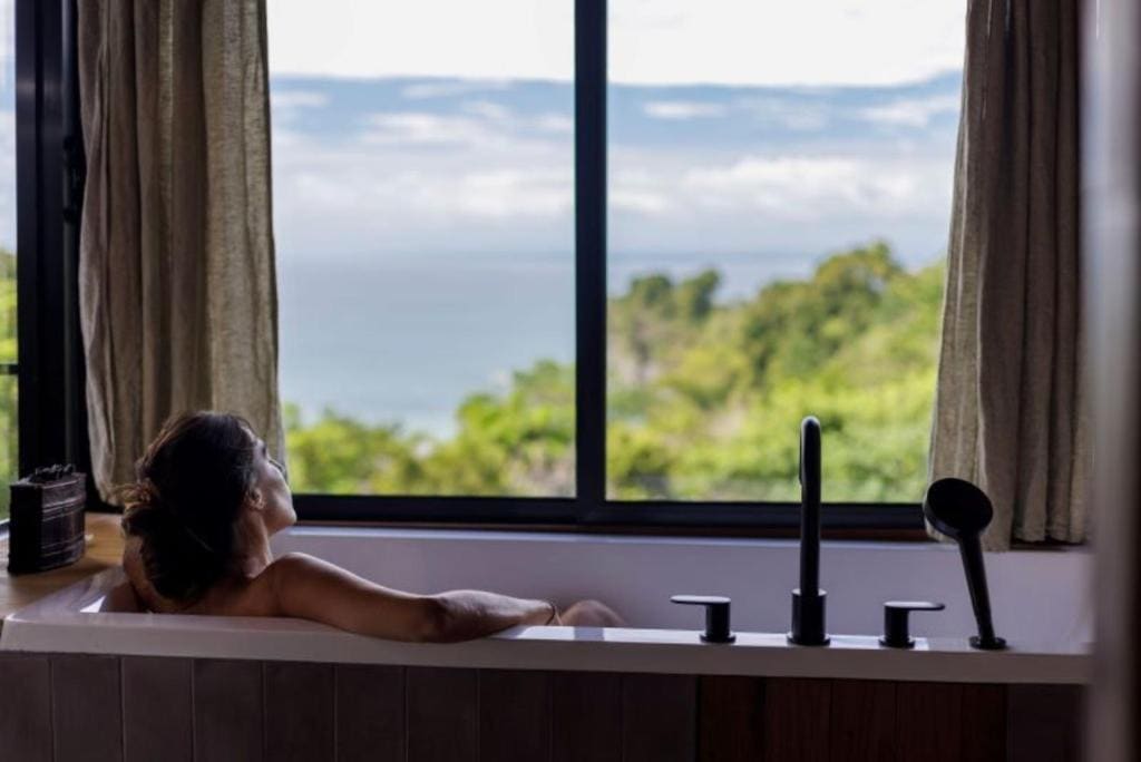 Mendaka Villa with Ocean View room - Image 3