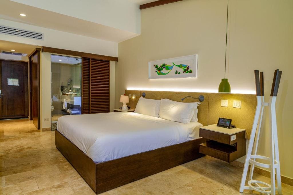 Orchid Room King Bed room - Image 2
