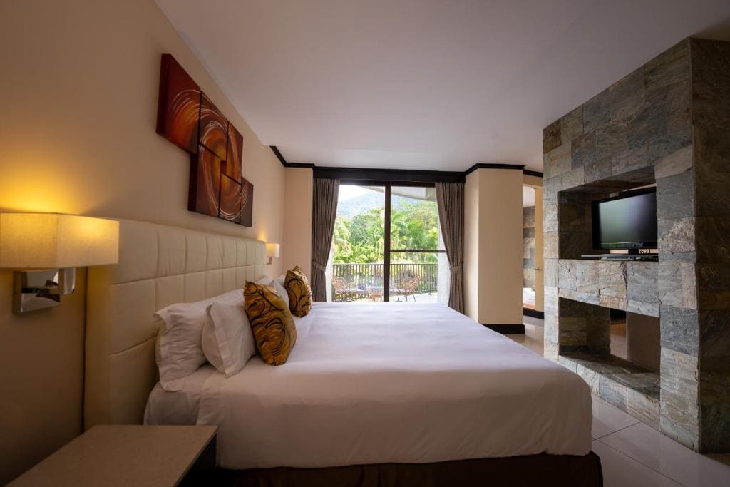 Deluxe King Room with Volcano View room - Image 3