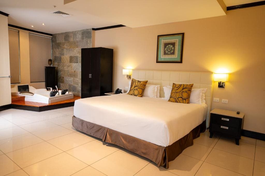 Deluxe King Room with Volcano View room - Image 2