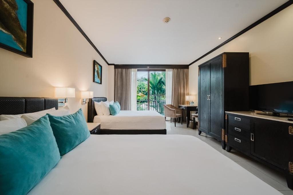 Deluxe Queen Room with Volcano View room - Image 2