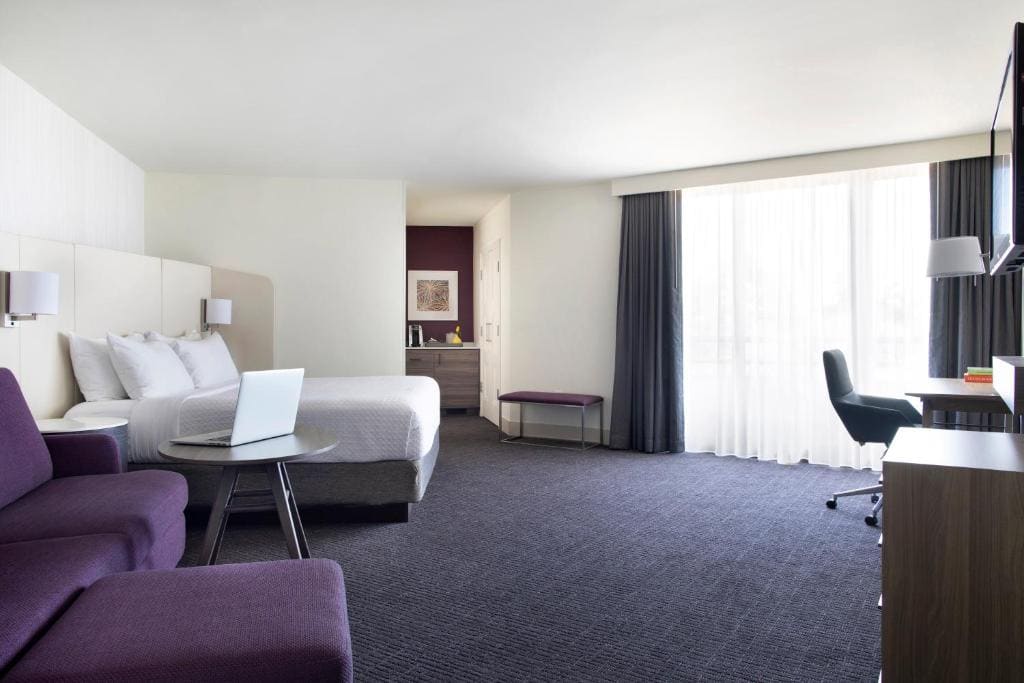 Premium Corner King Room room - Image 3